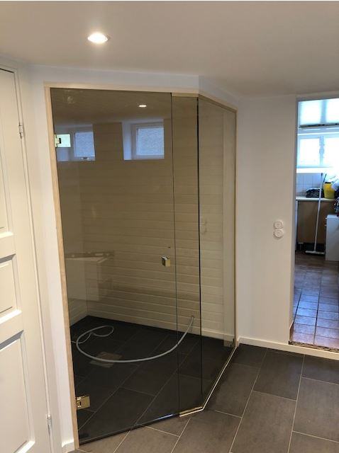 Härdat glas monterat i bastu i Bromma