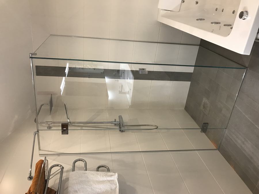 Duschvägg i glas över badkar