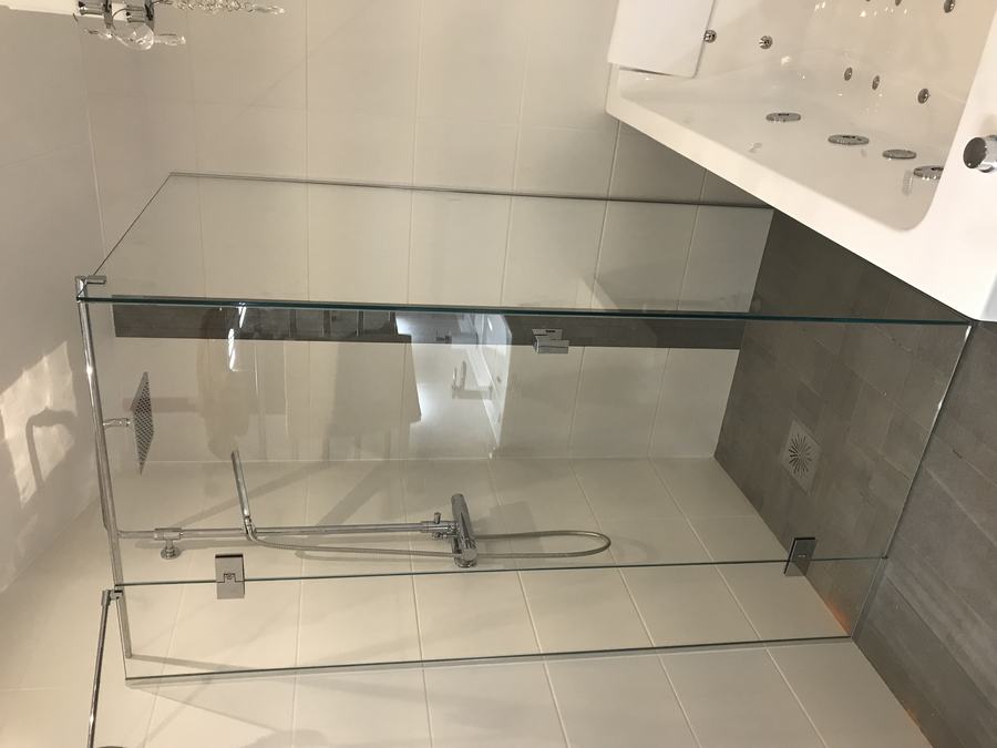 Duschvägg i glas över badkar