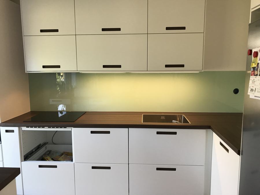 Stänkskydd i glas över köksbänken